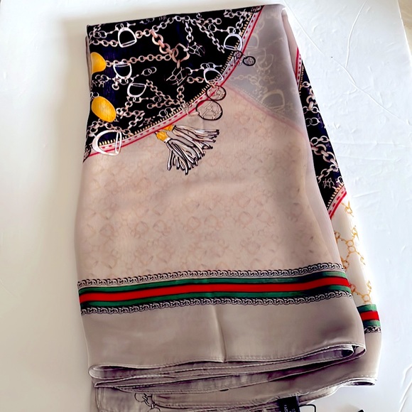 NWT Gorgeous Soft Scarf. - Picture 2 of 5